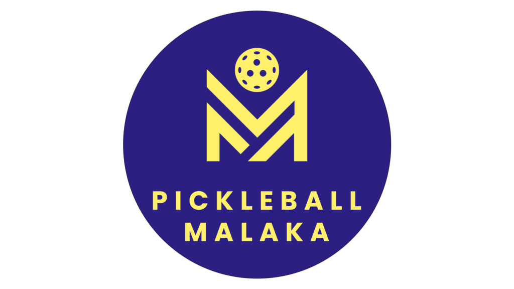 Logo y nombre en amarillo de Pickleball Malaka sobrepuesto a un circulo azul